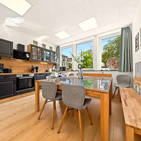Apartment Spotlight One Fuer Bis Zu 14, Gamingzimmer, 2 Baeder